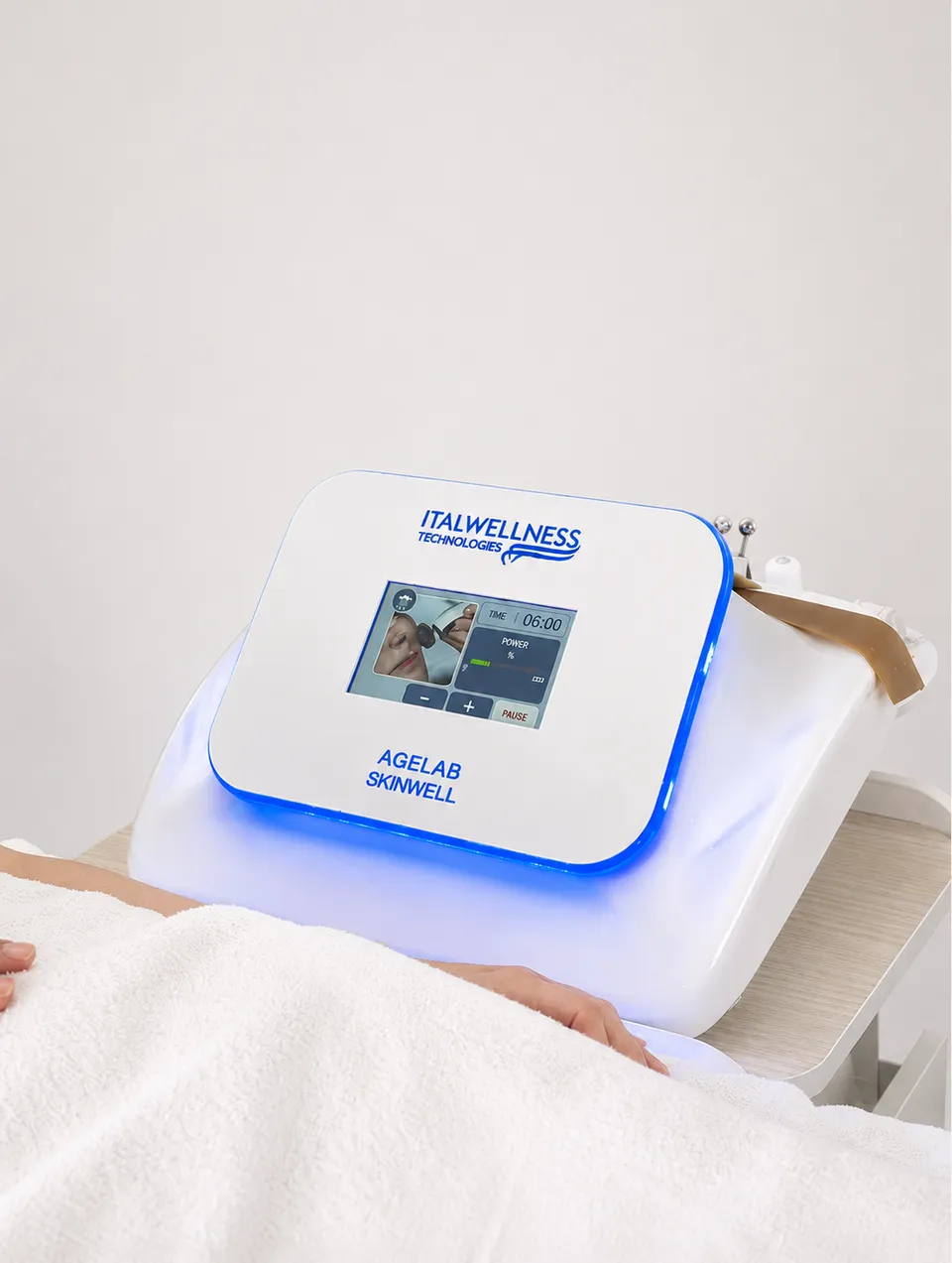 ITALWELLNESS Age Lab Skinwell device on a treatment bed